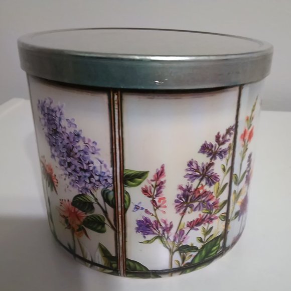 Bath and body works candle 3 wick FRESH CUT LILAC FLORAL DESIGN - Picture 4 of 5